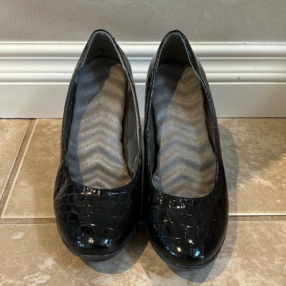 *4 for $25* Avon "Crocodile" Black pumps Size 8